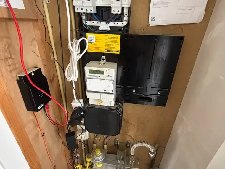 Meterkast met groepenkast, slimme meter en gasaansluiting