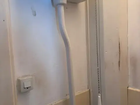 Boiler aan de wand met aan- en afvoerleiding