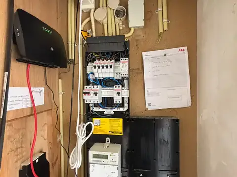 Meterkast met groepenkast, meter en aansluitleidingen