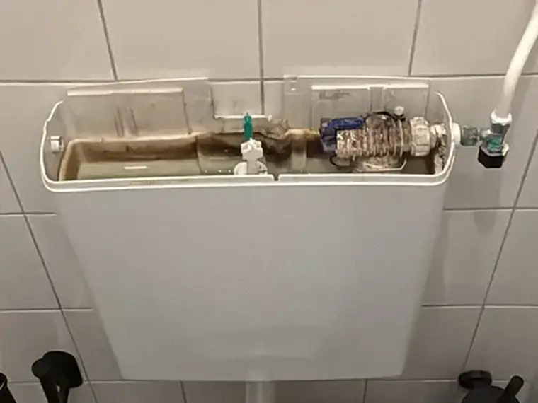 Geopend inbouwreservoir met de vulkraan zichtbaar
